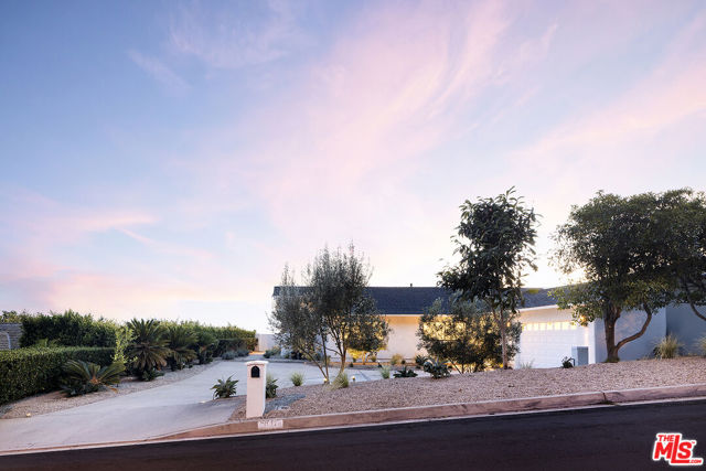 20374 Seaboard Road, Malibu CA: https://media.crmls.org/mediaz/6cfb91cb-befe-4619-a1a3-d4f747fa3b05.jpg