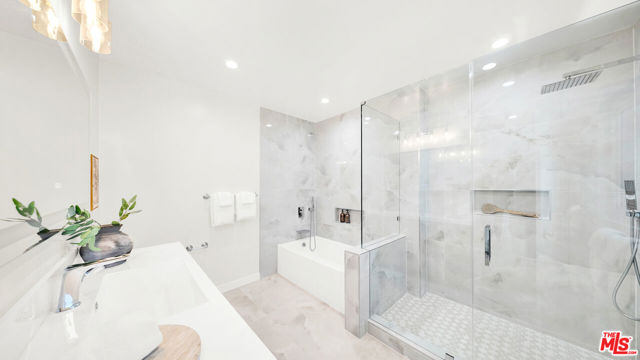 6900 Chisholm Avenue, Lake Balboa CA: https://media.crmls.org/mediaz/6cfc1cd8-b946-40ba-865b-019a347c610d.jpg