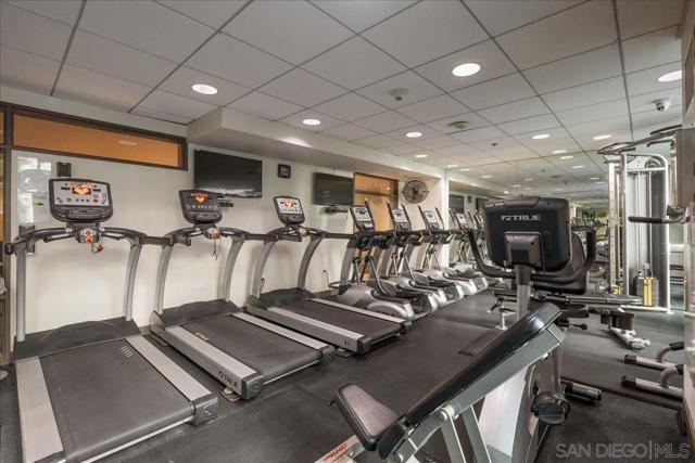 425 W Beech St, San Diego CA: https://media.crmls.org/mediaz/6cfd25b3-a62d-4e6a-b22f-7df036da0e18.jpg