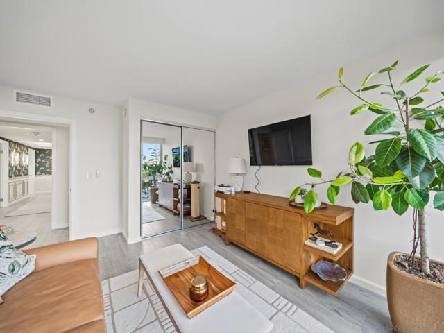 1750 Avenida Del Mundo, Coronado CA: https://media.crmls.org/mediaz/6cfdc73a-d108-49bd-bbaa-50074acc44ac.jpg