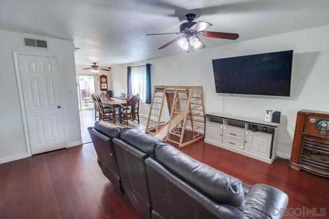 8233 Warmwood Ave, Spring Valley CA: https://media.crmls.org/mediaz/6cfe9df6-b655-4075-b349-5c882f892121.jpg