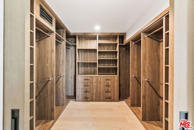 2380 Venus Drive, Los Angeles CA: https://media.crmls.org/mediaz/6cff10ab-29cc-45ad-ac95-4e93158bb42c.jpg