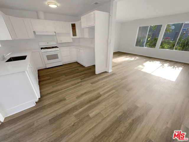 700 W La Veta Avenue, Orange CA: https://media.crmls.org/mediaz/6cff20a0-b691-4c4d-aae5-ec3324484e3d.jpg