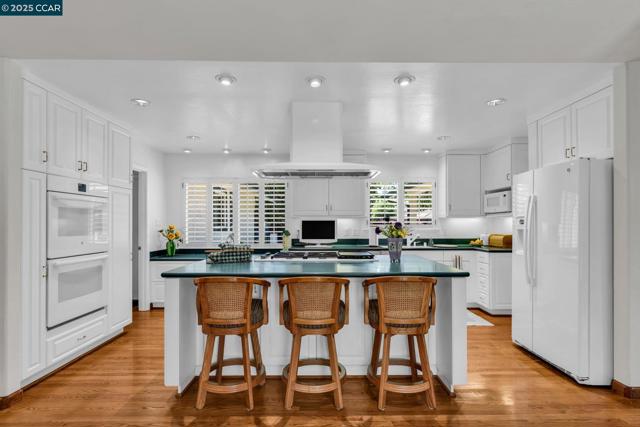 2032 Vanderslice Ave, Walnut Creek CA: https://media.crmls.org/mediaz/6cff7a8c-d0fd-484f-a1fb-e66fe959588d.jpg