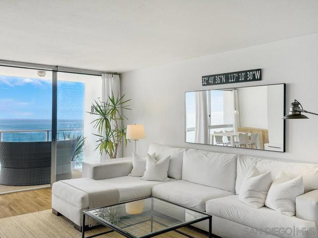 1760 Avenida del Mundo, Coronado CA: https://media.crmls.org/mediaz/6cffa46d-3cb8-4416-87f9-536fecebd496.jpg