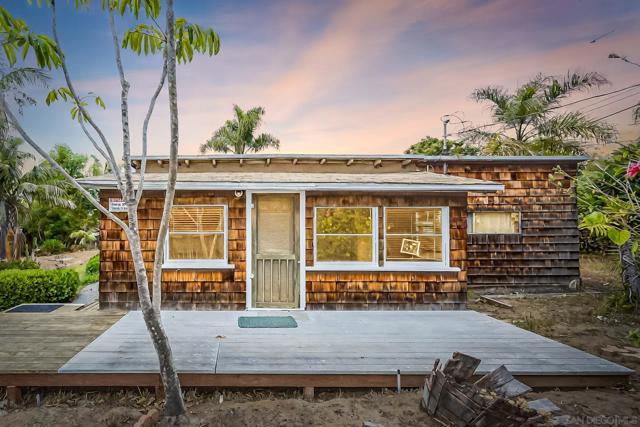 890 Capri Rd, Encinitas CA: https://media.crmls.org/mediaz/6d00110f-fdf5-41b5-92bc-1d1f0ece4de9.jpg