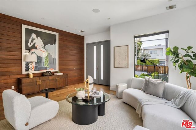 616 N FULLER Avenue, Los Angeles CA: https://media.crmls.org/mediaz/6d00ab02-d676-49c1-ba04-a83ddbeea1e6.jpg