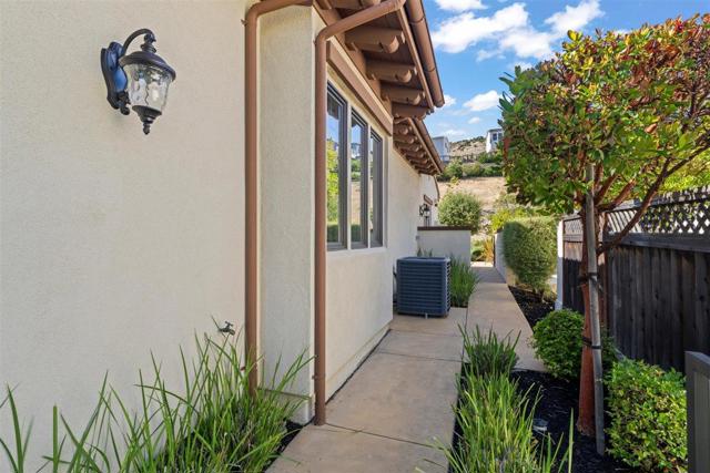 21 Bigleaf Road, Orinda CA: https://media.crmls.org/mediaz/6d01cee8-8c17-44b1-9870-ab644c2b6085.jpg