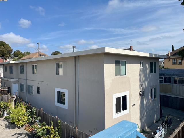 2324 9Th Ave, Oakland CA: https://media.crmls.org/mediaz/6d01eee8-a56f-4f6c-98a5-d79b99e6c358.jpg
