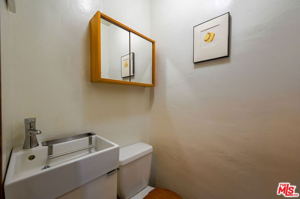 https://media.crmls.org/mediaz/6d029cc2-a44d-4c6a-8f7e-fcccd2aa6ba3.jpg?preset=X-Large