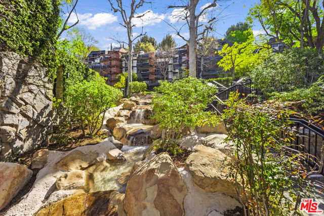 4752 Park Encino Lane, Encino CA: https://media.crmls.org/mediaz/6d038f7b-6f5d-4c2f-9228-d9ed690defbc.jpg