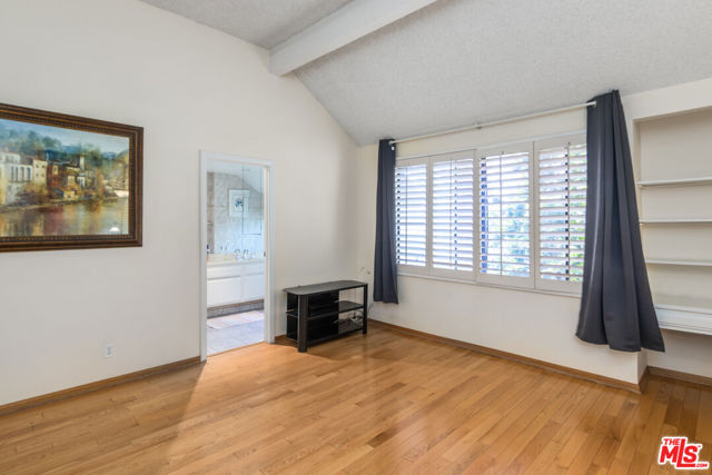 14311 Hartsook Street, Sherman Oaks CA: https://media.crmls.org/mediaz/6d039bbf-e6a5-4300-b1f8-35bf3f9e3bcd.jpg
