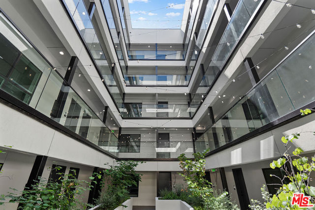 321 S Oxford Avenue, Los Angeles CA: https://media.crmls.org/mediaz/6d03d763-334a-4a5a-9f60-328a52f426c1.jpg