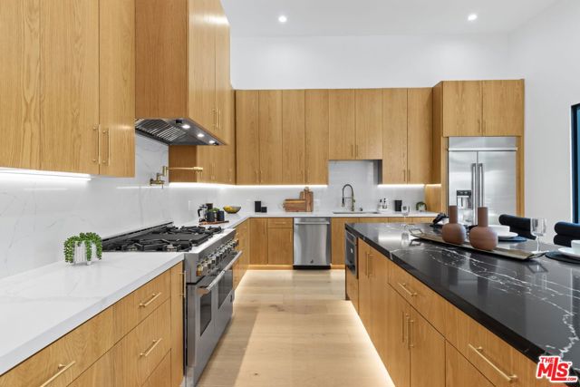4535 Haskell Avenue, Encino CA: https://media.crmls.org/mediaz/6d049277-be2b-4050-b4d3-8e62773feab1.jpg