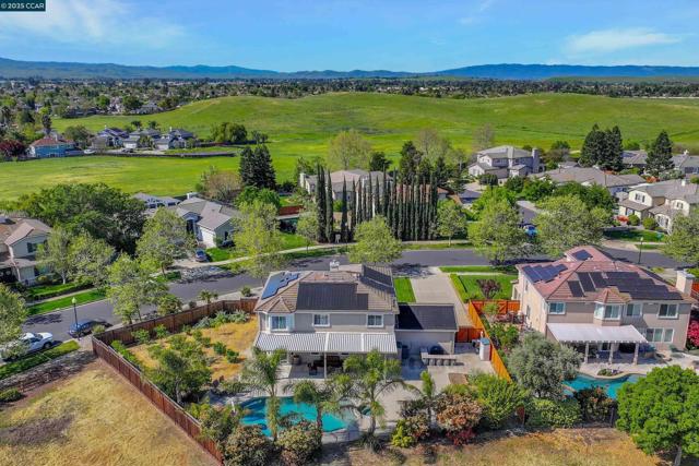 2121 Bluffs Dr, Livermore CA: https://media.crmls.org/mediaz/6d053c96-11df-482f-8c19-71400bf8b918.jpg