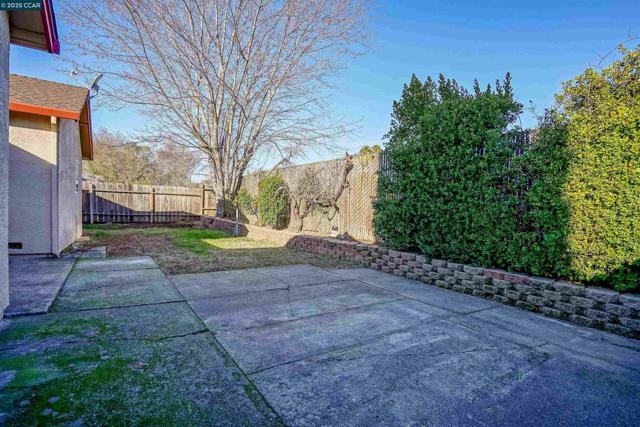 782 Ash Ct, Fairfield CA: https://media.crmls.org/mediaz/6d06c6de-b13a-405e-ab0b-865a40a965cc.jpg