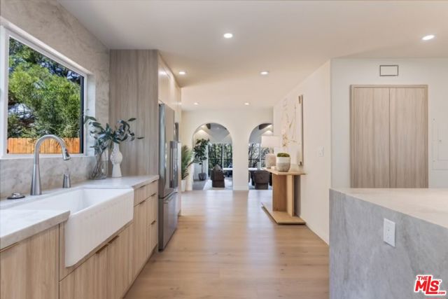 8300 Grand View Drive, Los Angeles CA: https://media.crmls.org/mediaz/6d072a06-a20b-46e7-ba8c-717836d1d29a.jpg