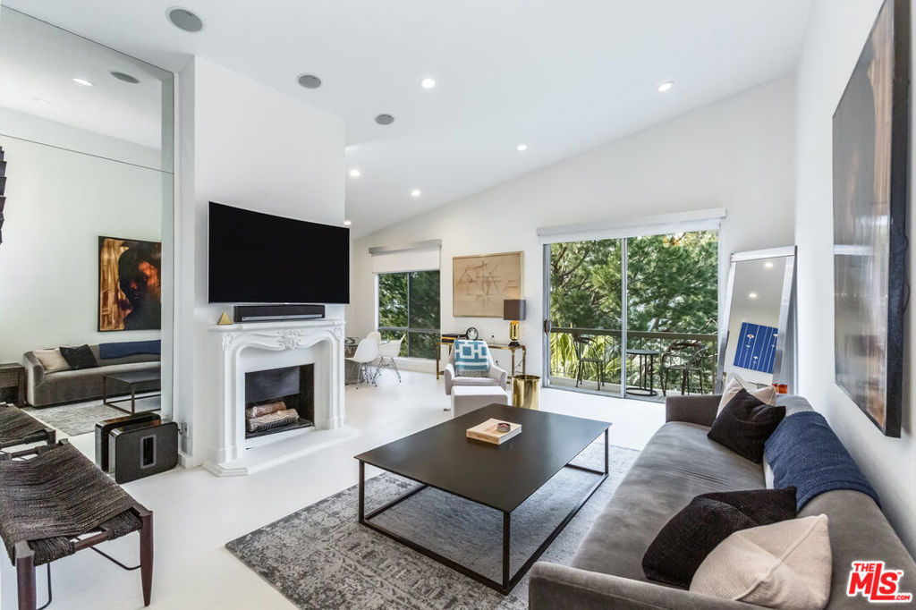 2345 Roscomare Road #404