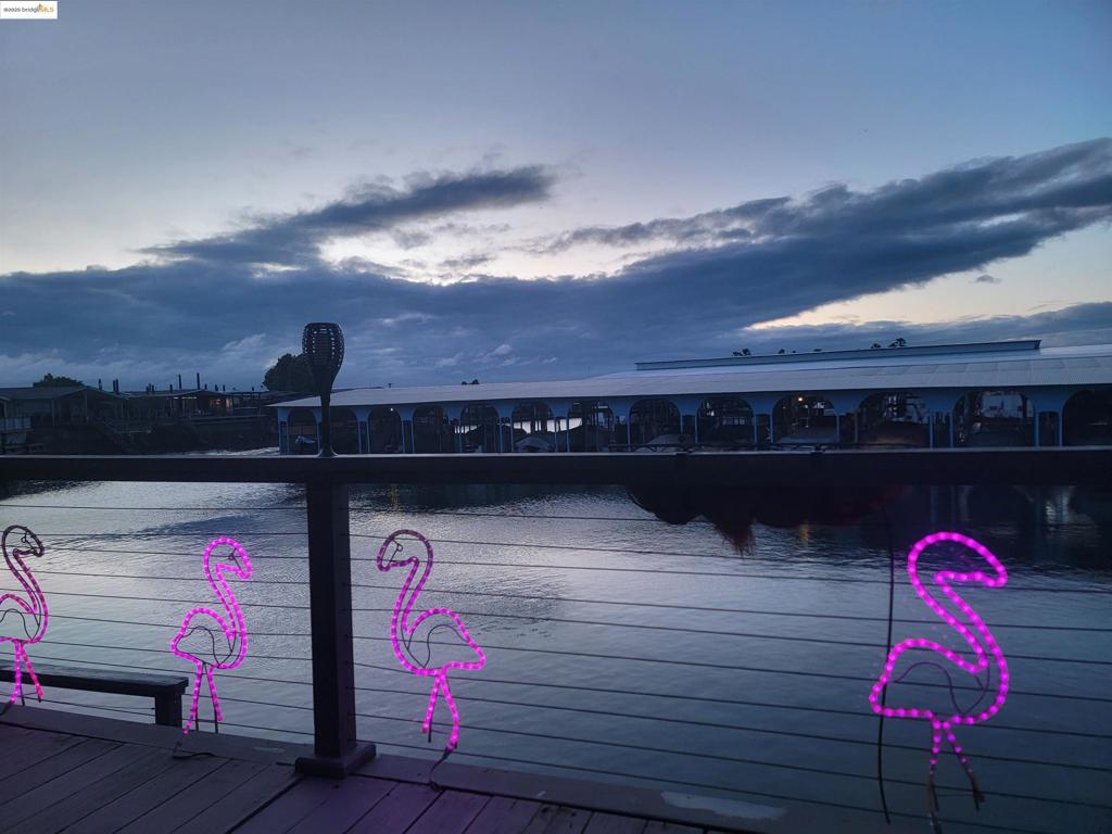 https://media.crmls.org/mediaz/6d081899-e4ff-4c20-9a97-0af356e4801b.jpg?preset=X-Large