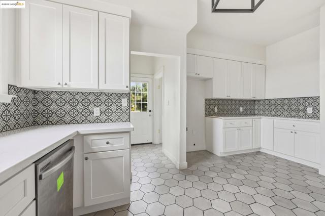 5449 Barrett Ave, El Cerrito CA: https://media.crmls.org/mediaz/6d08ae44-4789-4a52-9198-1614e18f0a6b.jpg