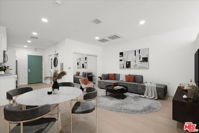 3977 Beverly Boulevard, Los Angeles CA: https://media.crmls.org/mediaz/6d0980ef-0c3d-4b02-a28d-29397489c9d8.jpg