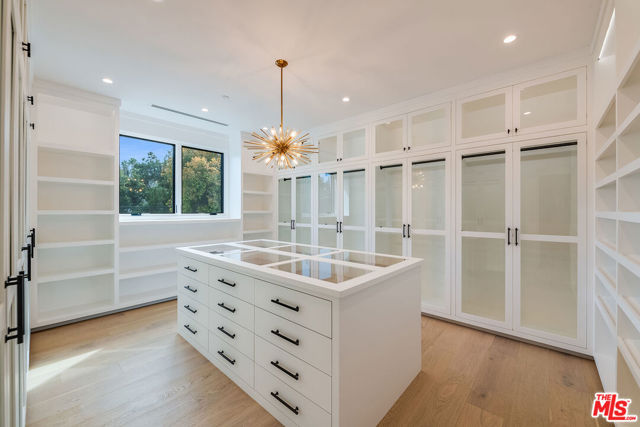 15907 Valley Vista Boulevard, Encino CA: https://media.crmls.org/mediaz/6d09988c-fddd-4ab2-830f-9699638c812c.jpg