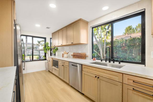 Detail Gallery Image 10 of 31 For 6844 Urubu St, Carlsbad,  CA 92009 - 3 Beds | 3 Baths