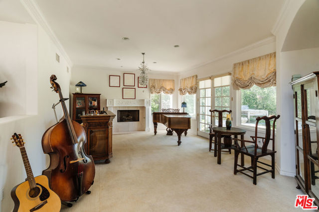 4244 Balcony Drive, Calabasas CA: https://media.crmls.org/mediaz/6d09b41f-fa49-42f5-afdf-9f20405bdffd.jpg