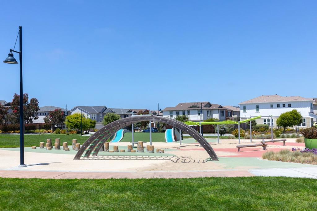 https://media.crmls.org/mediaz/6d0a0972-32da-4c0b-881e-a56d581b4bca.jpg?preset=X-Large