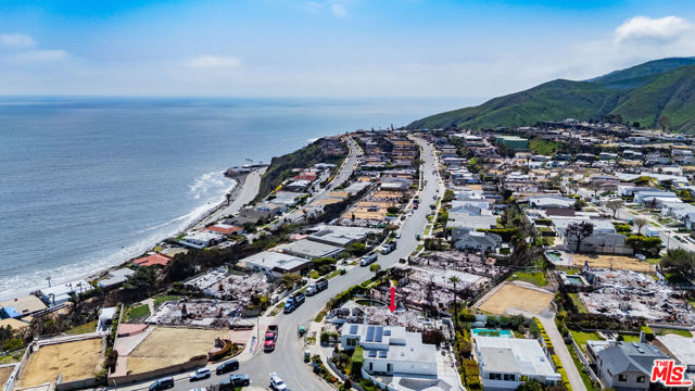 18105 Wakecrest Drive, Malibu CA: https://media.crmls.org/mediaz/6d0a3a38-b2a1-4dff-9fbd-008c9823d759.jpg