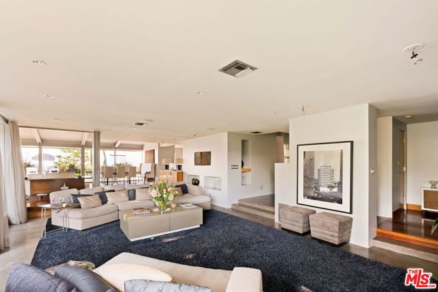 11531 Amanda Drive, Studio City CA: https://media.crmls.org/mediaz/6d0a5a6e-d36c-4401-a15f-c165d268e18a.jpg