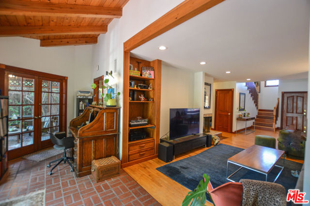11136 Lucerne Avenue, Culver City CA: https://media.crmls.org/mediaz/6d0a77aa-ddba-42f6-a746-5e1356eec543.jpg