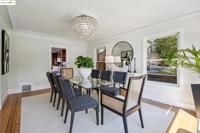 700 Longridge Rd, Oakland CA: https://media.crmls.org/mediaz/6d0a7b84-54c1-4c0d-9234-d0ab96187326.jpg