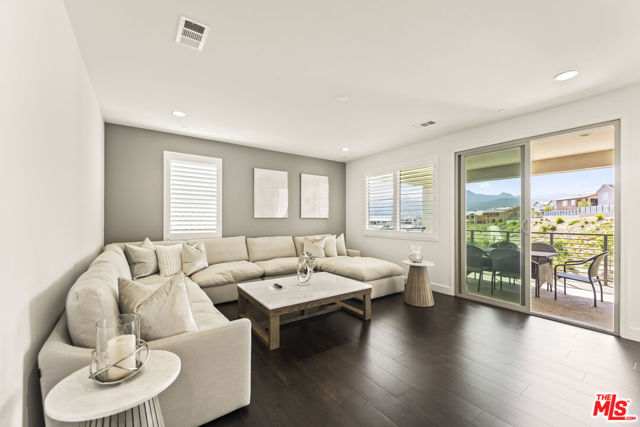 11767 Toyon Drive, Chatsworth CA: https://media.crmls.org/mediaz/6d0b99ee-6821-4fc8-bef7-b7ddae7dd00f.jpg