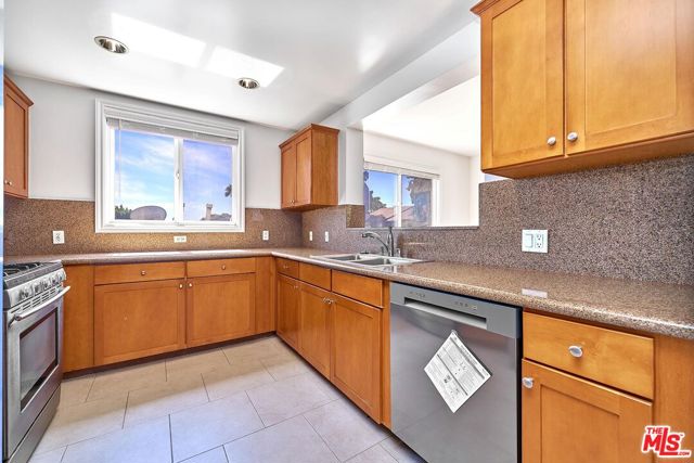 2230 S Bentley Avenue, Los Angeles CA: https://media.crmls.org/mediaz/6d0bec21-8d2e-4d65-acf3-3afffacbaa3e.jpg