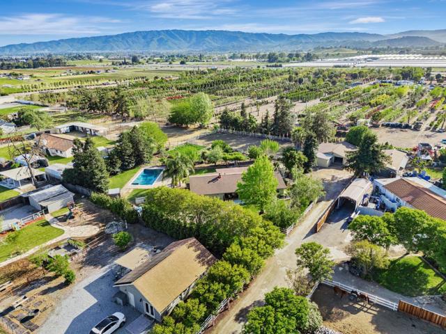 10495 Garcia Lane, Gilroy CA: https://media.crmls.org/mediaz/6d0d70f9-210a-4955-bad3-d6c94069ae6f.jpg