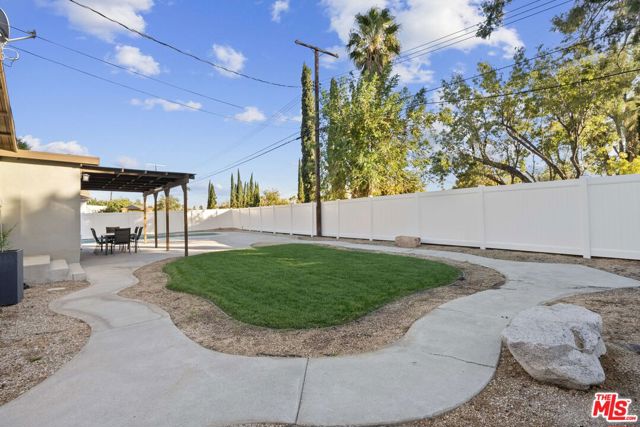 18352 Donmetz Street, Porter Ranch CA: https://media.crmls.org/mediaz/6d0e7032-b8c2-4702-a951-b299fec69b34.jpg