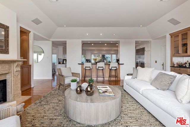3595 Wonder View Drive, Los Angeles CA: https://media.crmls.org/mediaz/6d105352-5ba4-448f-8c8c-39dcda9c521e.jpg