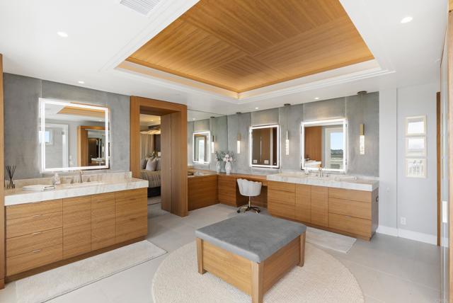 210 Gibson Pt, Solana Beach CA: https://media.crmls.org/mediaz/6d11b012-e15d-4efe-be07-46e67909e7db.jpg