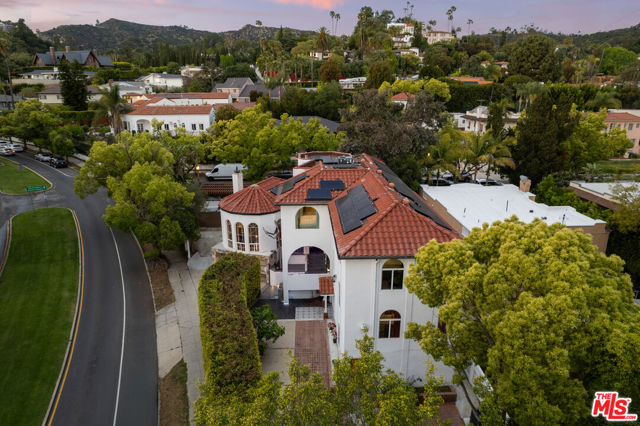 2240 Hillhurst Avenue, Los Angeles CA: https://media.crmls.org/mediaz/6d11cb91-cb5a-4bc9-bc08-717ebad9984b.jpg