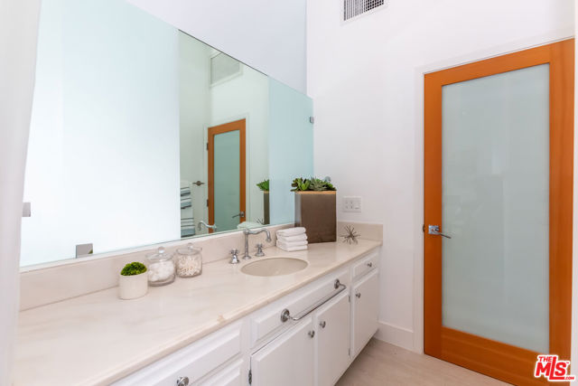 18 Union Jack Street, Marina del Rey CA: https://media.crmls.org/mediaz/6d122be2-64de-4e2a-b39e-a2276314ca19.jpg