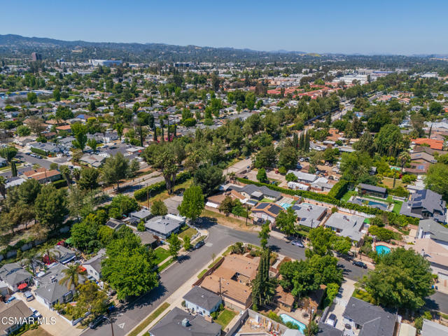 6120 Zelzah Avenue, Encino CA: https://media.crmls.org/mediaz/6d129e04-ede1-4e6f-804e-d4ca3c59f036.jpg