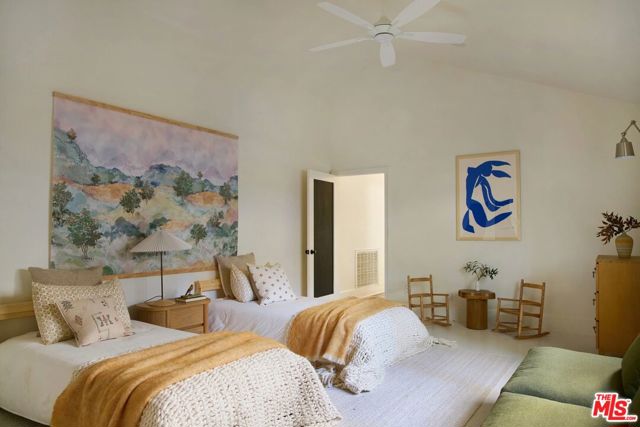 3949 Dixie Canyon Avenue, Sherman Oaks CA: https://media.crmls.org/mediaz/6d12c793-d45f-4462-98f1-866b69207e90.jpg