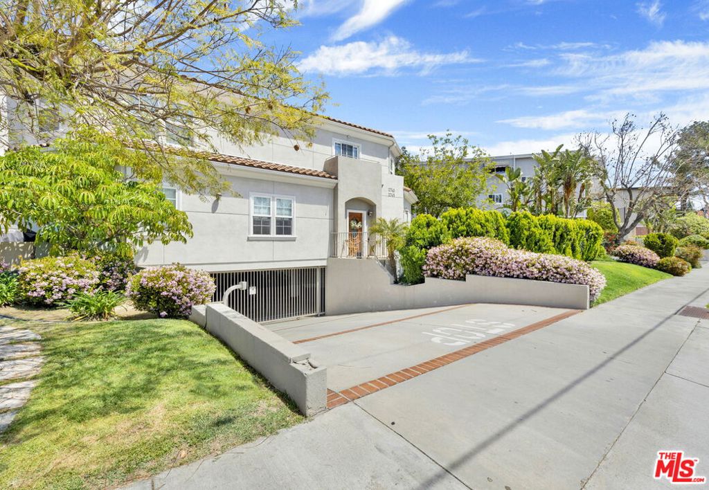 2745 Montrose Avenue #106