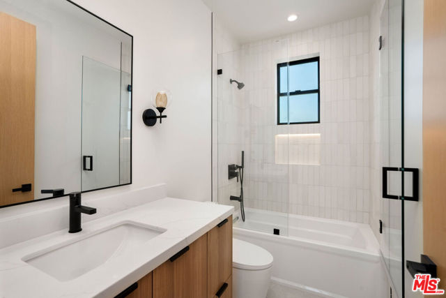 5660 Winnetka Avenue, Woodland Hills CA: https://media.crmls.org/mediaz/6d13a605-ef14-4af3-a2e0-020df6a73c03.jpg