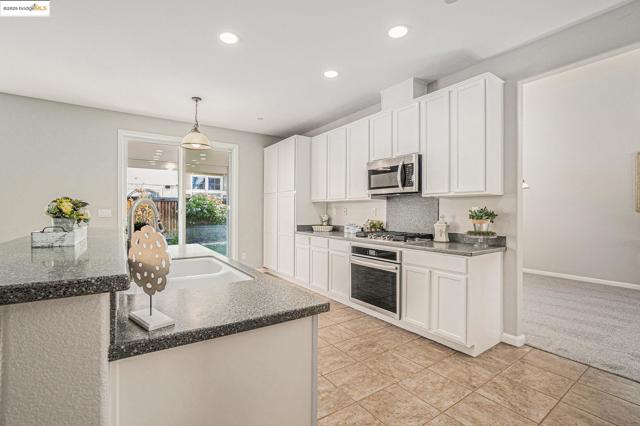 1008 Finn Way, Brentwood CA: https://media.crmls.org/mediaz/6d13eb24-be98-4ca6-abcc-d09e1de30e15.jpg