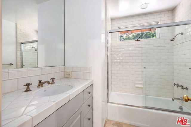 2562 Mandeville Canyon Road, Los Angeles CA: https://media.crmls.org/mediaz/6d14fafe-c77e-478e-ae81-bb84c95fd13e.jpg