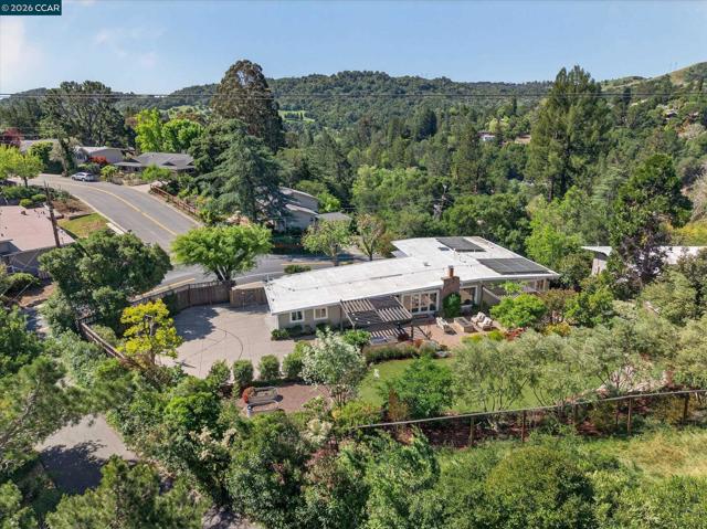 31 Ivy Dr, Orinda CA: https://media.crmls.org/mediaz/6d152678-691c-4c11-a5ac-b5400f6a173e.jpg