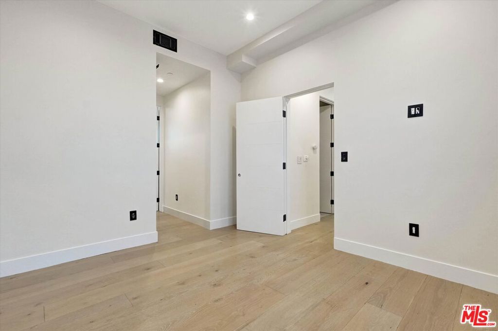 https://media.crmls.org/mediaz/6d15e09d-89c2-47e0-840a-448a8cb08a68.jpg?preset=X-Large