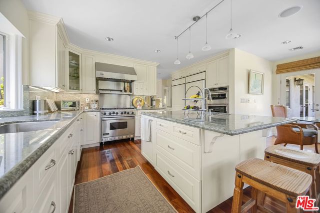 2660 Carman Crest Drive, Los Angeles CA: https://media.crmls.org/mediaz/6d163822-e5bd-4f6c-8765-f6a73034c9d4.jpg